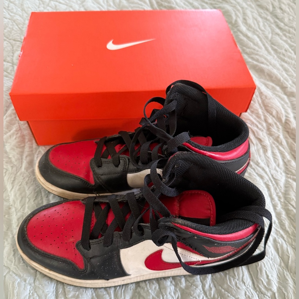 Nike Air Jordan 1 Mid Black Red White Sneakers Size 6.5Y GUC